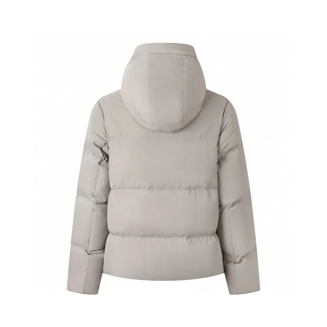 P1010 [Exclusive supply] Canada Goose Black Label Badge Hooded Down Jacket (Khaki) The high-quality filling is made of 90 national standard high-quality white duck down, selected high-loft velvet, weighing 240g, light and warm, with excellent temperature locking performance and good resilience. The fabric is woven with 400T high-count yarn. After special water-repellent treatment, the surface forms a lotus leaf effect - raindrops will slide down like beads, and snow particles will fall off when touched. The tear resistance reaches 200N (approximately 20kg load-bearing), the light gray matte texture breaks the stereotype of "outdoor clothing = hardcore", and the soft luster presents a high-end matte effect under urban neon lights, seamlessly switching scenes from ski resorts to CBD office buildings. The ribbon is woven with polyester as the base, and the brand letters are decorated on the ribbon through high-precision computer embroidery. The edges of the pattern are clear, the stitches are fine and even, and multiple layers of embroidery thread are stacked to enhance the three-dimensional effect. Precision thread reinforcement prevents linting and ensures the fluffy and resilient elasticity lasts as new. The embedded cuffs are three-dimensionally woven to form a "wavy" elastic structure, which forms natural folds when fitting the wrist, increasing the contact area with the skin, thus improving the windproof effect. At the same time, micro-velvet treatment is added to the inside of the cuffs, which feels like a second layer of skin and avoids friction on the skin from metal zippers or hard fabrics. Size:S-M-L-XL
